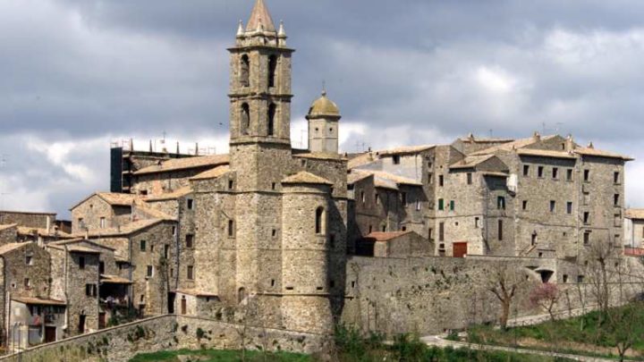 BASCHI, CHIUSE MOSTRE SU FIGURA NAPOLEONE BONAPARTE