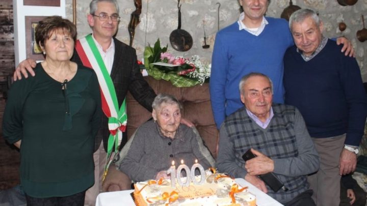 CALVI DELL’UMBRIA, FESTA PER 100 ANNI LINA BAIOCCO, SINDACO GRILLINI DONA PERGAMENA