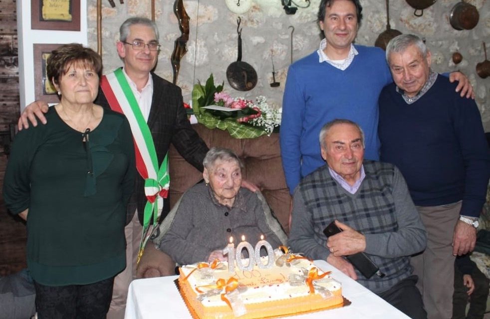 CALVI DELL’UMBRIA, FESTA PER 100 ANNI LINA BAIOCCO, SINDACO GRILLINI DONA PERGAMENA