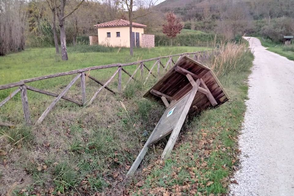 LUGNANO IN TEVERINA, ATTI VANDALICI A TERME RAMICI, DISTRUTTI VASI E PANNELLI INDICATORI, DIMIZIANI: “SITUAZIONE GRAVE CHE SI RIPETE DA TEMPO, ORA BASTA”