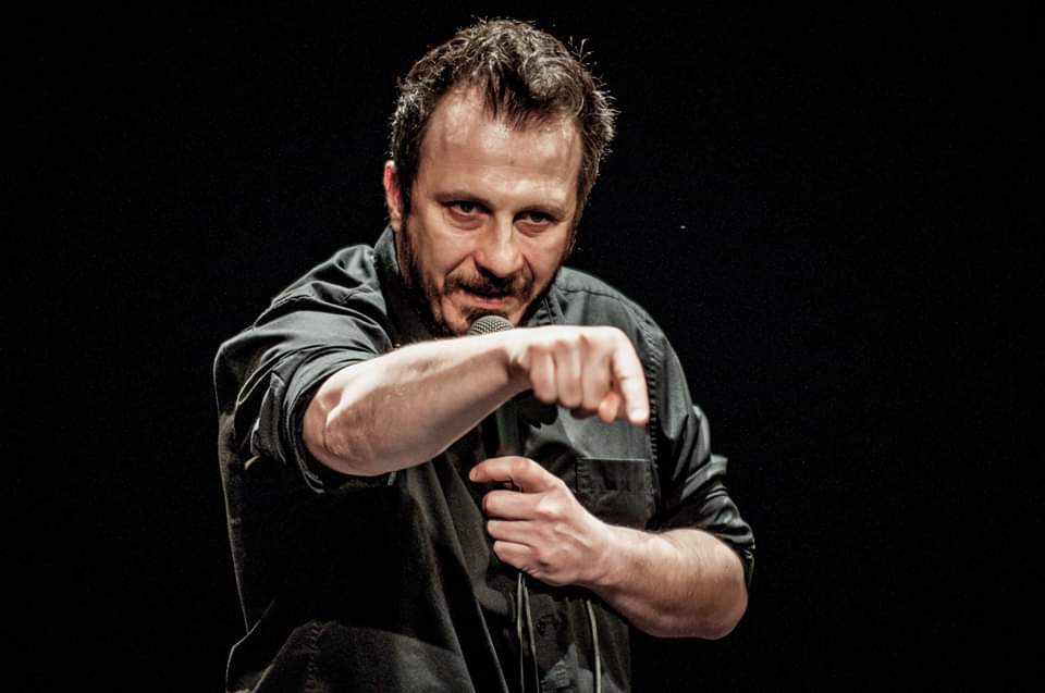 LA COMICITÀ IRRIVERENTE DI GIORGIO MONTANINI (GIOVEDÌ 23 GENNAIO, ORE 21.15,  AUDITORIUM SAN DOMENICO) APRE A FOLIGNO IL 2020 DELLE INIZIATIVE TARGATE PARTERRE
