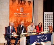 CASE POPOLARI: “SETTE PROPOSTE PER MODIFICARE LA LEGGE REGIONALE”. SQUARTA “EVITARE DISCRIMINAZIONI”, PACE “DARE RISPOSTE ALLE FAMIGLIE PIÙ DEBOLI” – CONFERENZA STAMPA DEL GRUPPO FDI A PALAZZO CESARONI