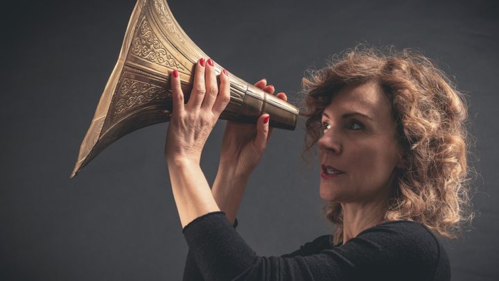 LA CANTAUTRICE UMBRA CLAUDIA FOFI PRESENTA AL TEATRO COMUNALE DI CAGLI, IN PROVINCIA DI PESARO E URBINO, “TEORIA DEGLI AFFETTI”, PROGETTO DISCOGRAFICO APPENA USCITO PER L’ETICHETTA DODICILUNE