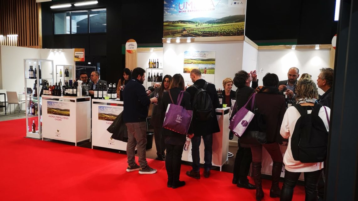 DOPO L’ESPERIENZA AL BELLAVITA EXPO DI AMSTERDAM ORA ‘UMBRIA WINE EXPERIENCE’,  LA CAMPAGNA FIRMATA UMBRIA TOP WINES, PROSEGUE IL SUO VIAGGIO DI PROMOZIONE IN FRANCIA.