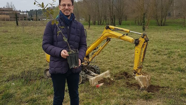AMBIENTE: “IL COMUNE DI PERUGIA LI TAGLIA, NOI METTIAMO A DIMORA 15 NUOVI ALBERI” – BORI (PD) ANNUNCIA: “RISPETTATI GLI IMPEGNI PRESI PER RIDURRE L’IMPATTO AMBIENTALE DELLA CAMPAGNA ELETTORALE