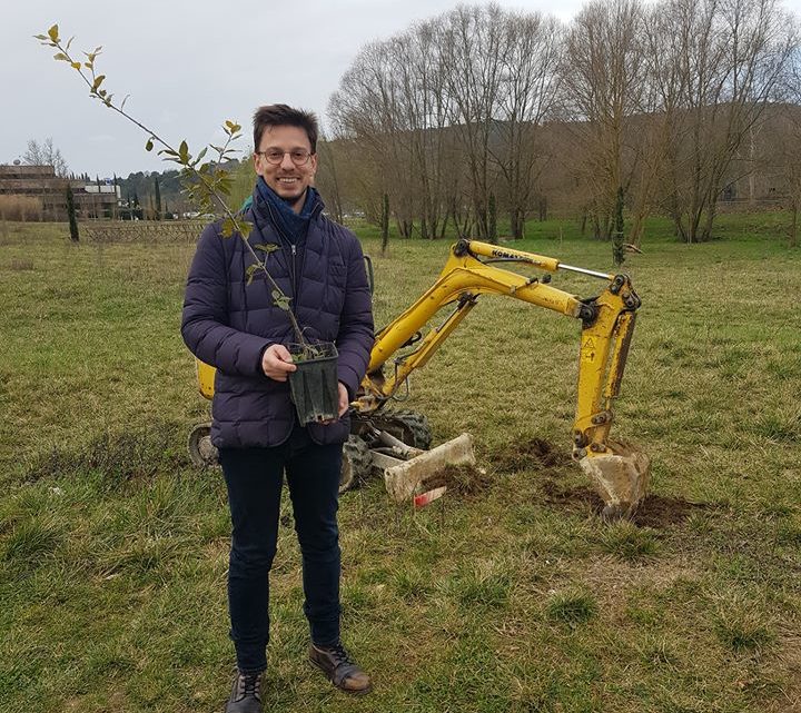 AMBIENTE: “IL COMUNE DI PERUGIA LI TAGLIA, NOI METTIAMO A DIMORA 15 NUOVI ALBERI” – BORI (PD) ANNUNCIA: “RISPETTATI GLI IMPEGNI PRESI PER RIDURRE L’IMPATTO AMBIENTALE DELLA CAMPAGNA ELETTORALE