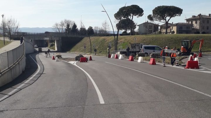 ROTATORIA DI VIA FRATELLI MATTEUCCI (AREA PUC)  INIZIATI I LAVORI, COME CAMBIA LA VIABILITA’