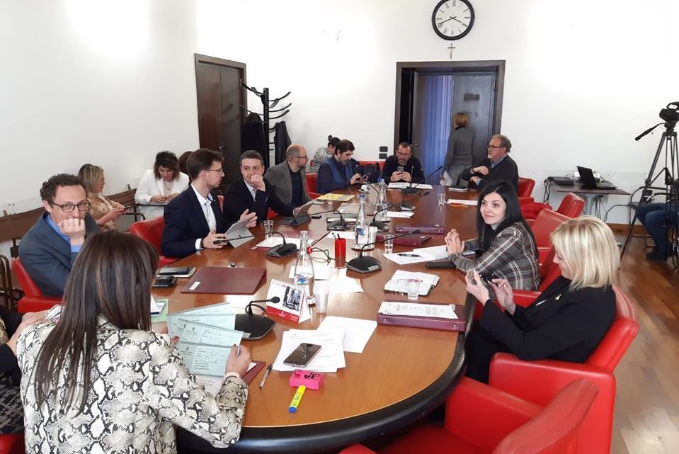 TERZA COMMISSIONE: “RIQUALIFICAZIONE SISTEMA WELFARE, ADEGUAMENTO TARIFFARIO REGIONALE E RETTE STRUTTURE SOCIALI, SOCIO-SANITARIE E SANITARIE” – AUDIZIONE SU MOZIONE DI FORA (PATTO CIVICO PER L’UMBRIA)
