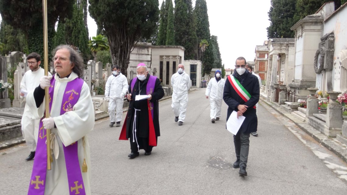 PREGHIERA SOLITARIA DEL VESCOVO AL CIMITERO DI TERNI. PRESENTE  IL SINDACO LATINI