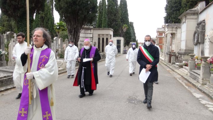 PREGHIERA SOLITARIA DEL VESCOVO AL CIMITERO DI TERNI. PRESENTE  IL SINDACO LATINI