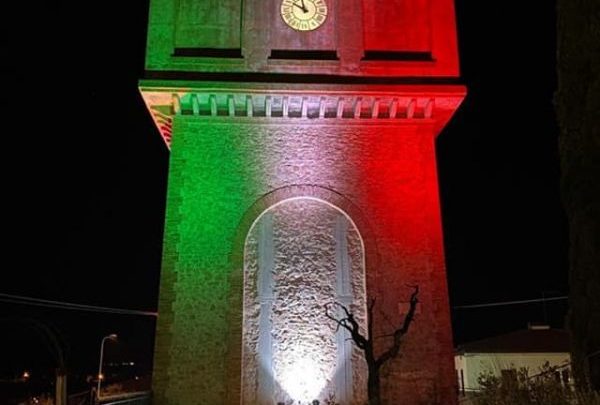 COVID-19, AVIGLIANO UMBRO, TORRE ACQUEDOTTO ILLUMINATA CON TRICOLORE, CONTI: “SIMBOLO SPERANZA E SOLIDARIETÀ”