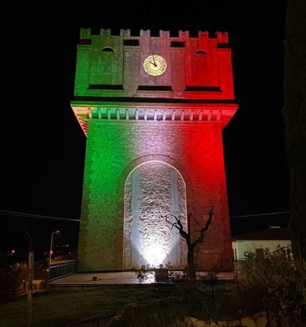COVID-19, AVIGLIANO UMBRO, TORRE ACQUEDOTTO ILLUMINATA CON TRICOLORE, CONTI: “SIMBOLO SPERANZA E SOLIDARIETÀ”