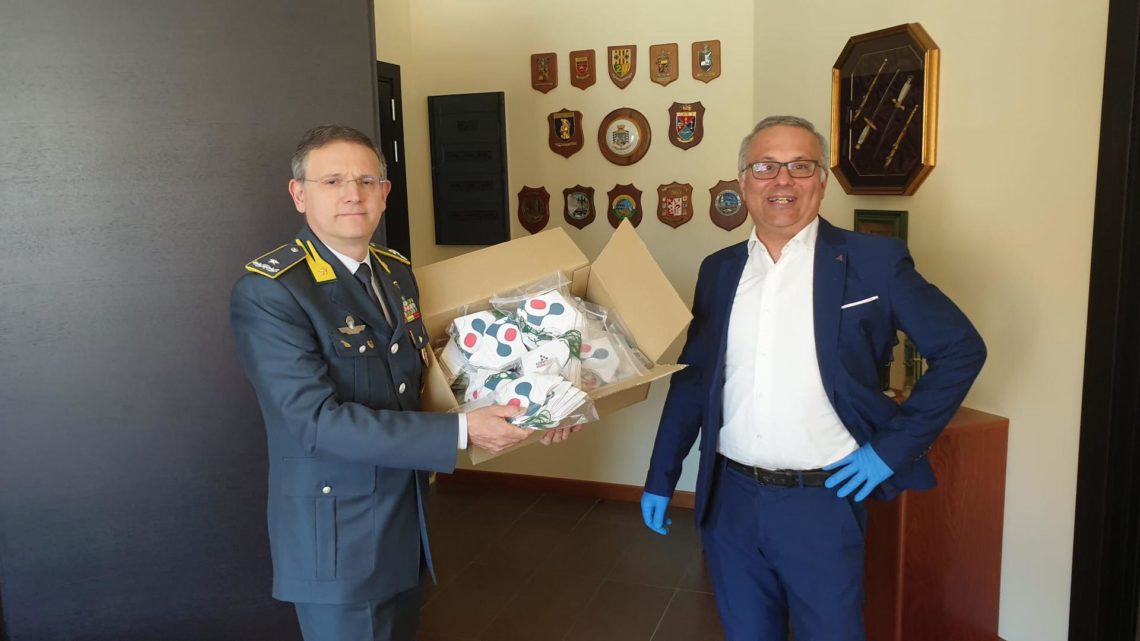 CONNESI DONA 1.500 MASCHERINE AI FAMILIARI DELLA GUARDIA DI FINANZA