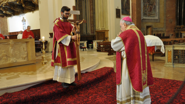 NELLA CATTEDRALE DI TERNI LA MESSA CRISMALE CON I SACERDOTI DELLA DIOCESI AL TEMPO DEL CORONAVIRUS