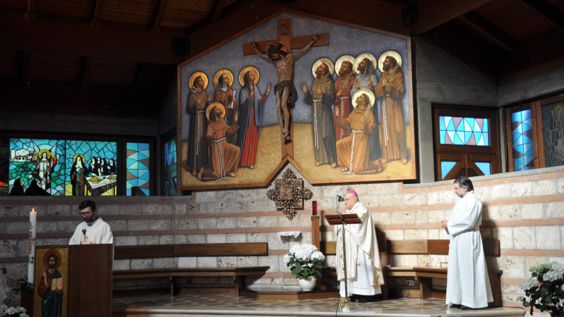 MONASTERO CLARISSE TERNI – CELEBRAZIONE DELLA III DOMENICA DI PASQUA. MONS. PIEMONTESE: “NEI DUE DISCEPOLI, CHE SI ALLONTANANO DI GERUSALEMME, IN FRETTA E DISTANZIATI, POSSIAMO INTRAVEDERE E LEGGERE LA VICENDA DELL’UMANITÀ NEL TEMPO DEL CORONAVIRUS”.