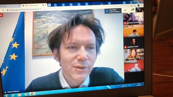 IN VIDEOCONFERENZA IL CONSIGLIO COMUNALE DEI RAGAZZI  UN CONFRONTO SULLA DIDATTICA A DISTANZA  CON RIFLESSIONI, SPUNTI E DUE PROPOSTE  L’ASSESSORE PETTIROSSI: UN LAVORO STRAORDINARIO  GLI STUDENTI: SIAMO RESPONSABILI, RESTIAMO A CASA