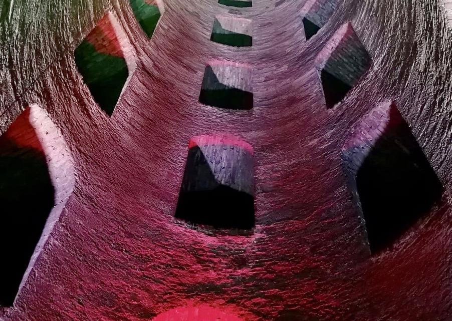 POZZO DI SAN PATRIZIO E PALAZZO COMUNALE DI ORVIETO ILLUMINATI CON IL TRICOLORE ITALIANO