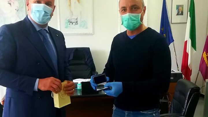 PIÙ DI MILLE E 600 MASCHERINE ALLE PATTUGLIE COVID-19 DELLE FORZE DELL’ORDINE  IL DONO DELL’ASSOCIAZIONE I PAGLIACCI