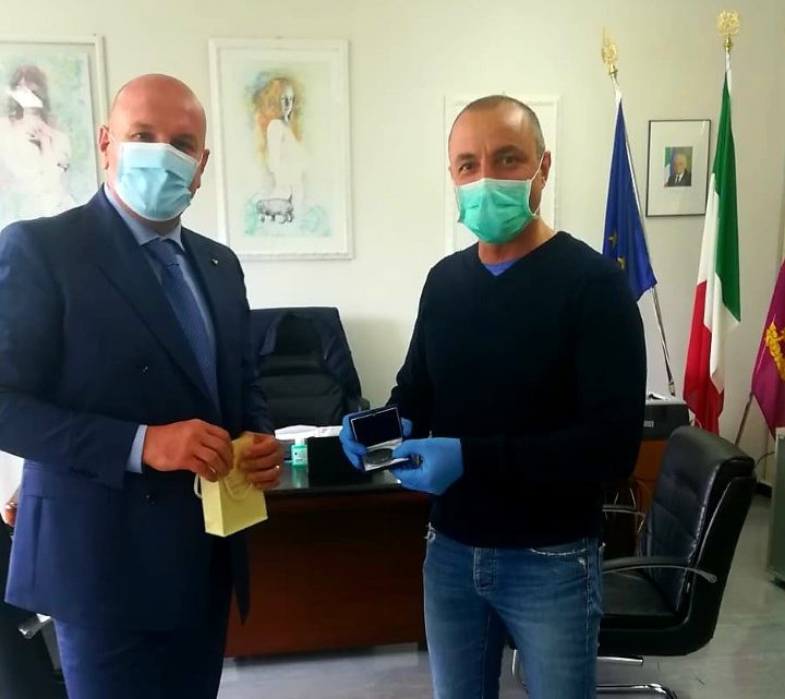 PIÙ DI MILLE E 600 MASCHERINE ALLE PATTUGLIE COVID-19 DELLE FORZE DELL’ORDINE  IL DONO DELL’ASSOCIAZIONE I PAGLIACCI