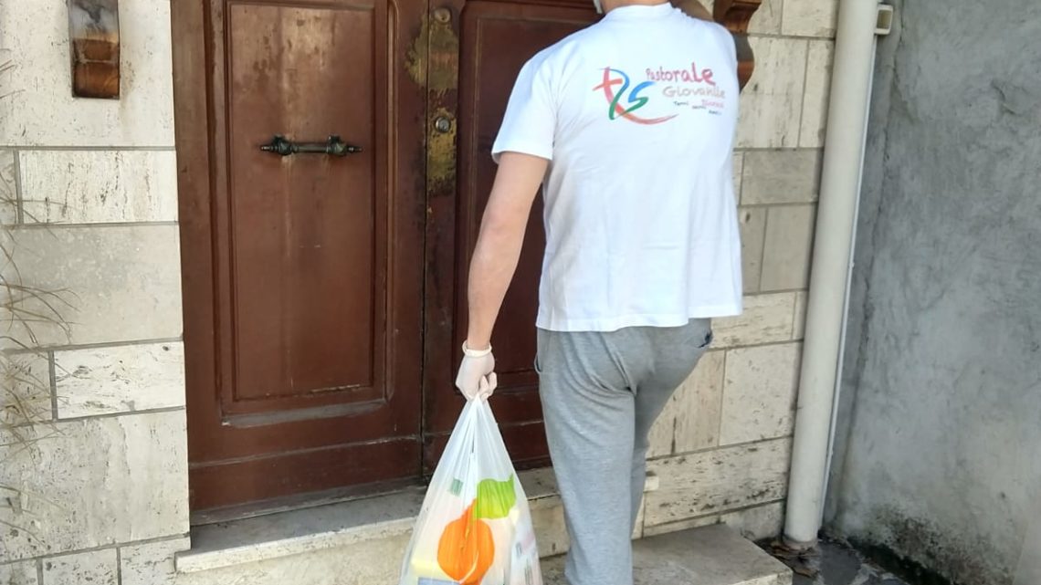 I FINANZIERI FANNO LA SPESA PER CHI È IN DIFFICOLTÀ