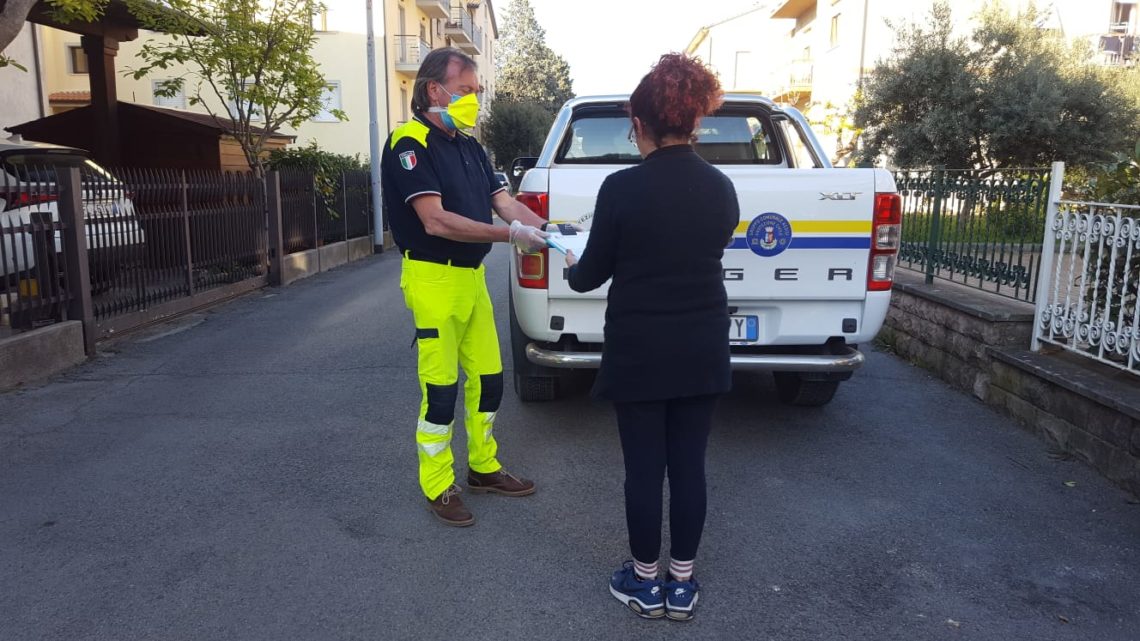 BUONI SPESA A 200 FAMIGLIE IN DIFFICOLTA’  CONSEGNATI DALLA PROTEZIONE CIVILE  IL SINDACO: NON USCITE DA CASA E SE PROPRIO DOVETE  UTILIZZATE MASCHERINE E GUANTI O COMUNQUE  COPRITEVI SEMPRE NASO E BOCCA