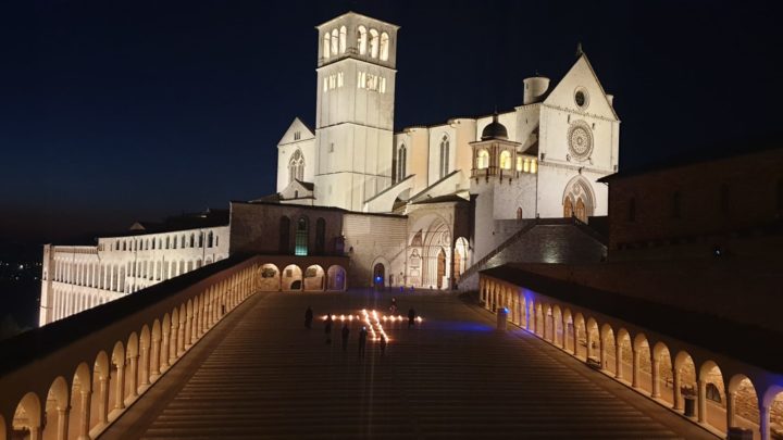 VENERDI’ SANTO DIVERSO E SPECIALE  LA ROCCA  ILLUMINATA DA 400 FIACCOLE  A SAN FRANCESCO UNA CROCE DI LUCI   IL CRISTO MORTO ESPOSTO A SAN RUFINO