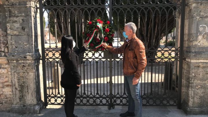 UNA GHIRLANDA DAVANTI AL CANCELLO DI OGNI CIMITERO  IN SEGNO DI RISPETTO VERSO I NOSTRI DEFUNTI  PER UN MESSAGGIO DI PASQUA E RESURREZIONE