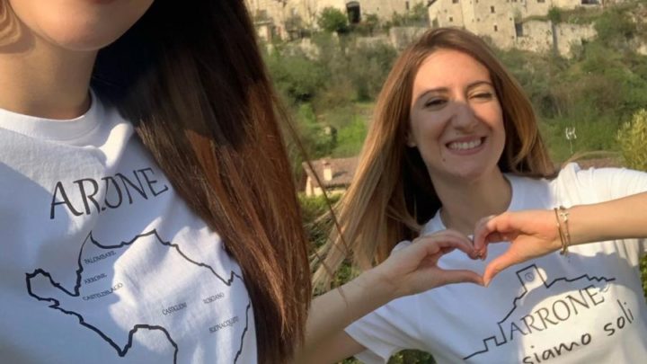 COVID-19, ARRONE, PARTE INIZIATIVA SOLIDARIETÀ “NON SIAMO SOLI”: DUE MAGLIE IN VENDITA CON RICAVATO A PROTEZIONE CIVILE