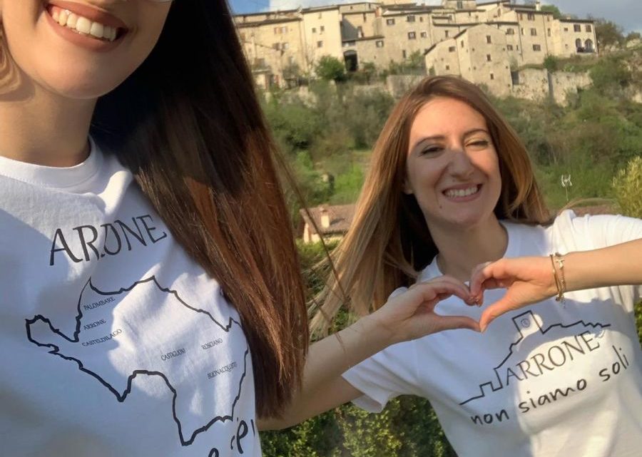 COVID-19, ARRONE, PARTE INIZIATIVA SOLIDARIETÀ “NON SIAMO SOLI”: DUE MAGLIE IN VENDITA CON RICAVATO A PROTEZIONE CIVILE