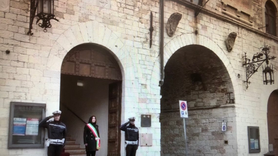 EMERGENZA CORONAVIRUS  SONO 22 I CASI POSITIVI AD ASSISI  IL SINDACO OSSERVA IL MINUTO DI SILENZIO  IN SEGNO DI LUTTO E SOLIDARIETA’