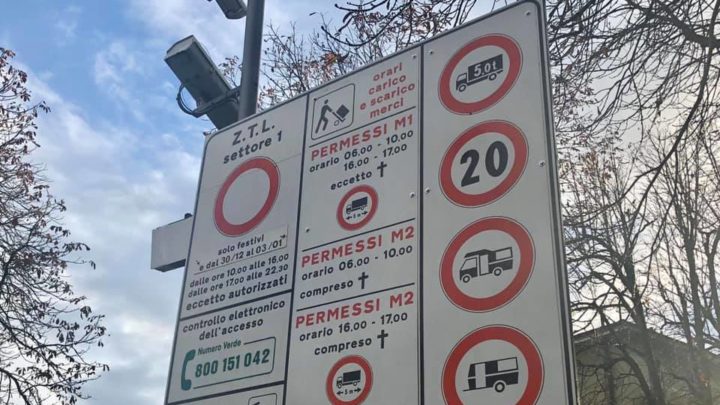 TEMPORANEAMENTE SPENTO PER UN GUASTO TECNICO IL PANNELLO A MESSAGGIO VARIABILE DEL VARCO ELETTRONICO IN INGRESSO ALLA ZTL PIAZZA CAHEN/CORSO CAVOUR