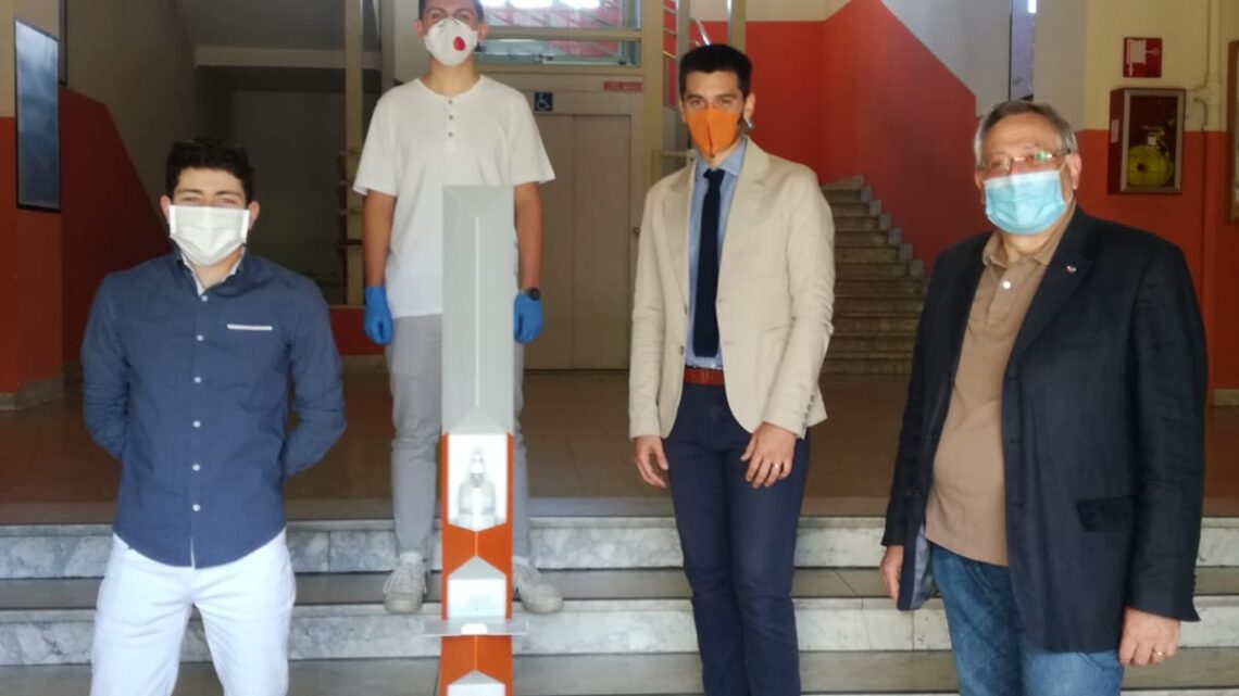 ASSOCIAZIONE GENITORI E PRIVATI INSIEME PER DONARE COLONNINE IGIENIZZATI ALLE SCUOLE DELLA CITTÀ
