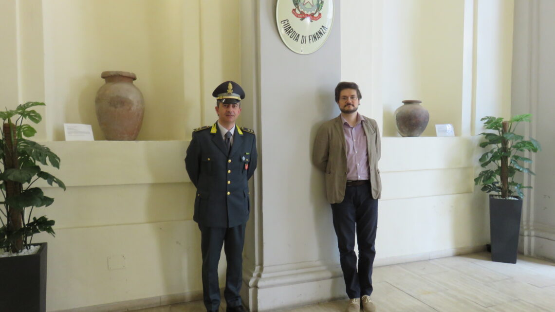 GUARDIA DI FINANZA: CINQUE VASI DI EPOCA ETRUSCA E ROMANA DA OGGI IMPREZIOSISCONO I LOCALI DELLA TENENZA DELLA G. DI F. DI ORVIETO.