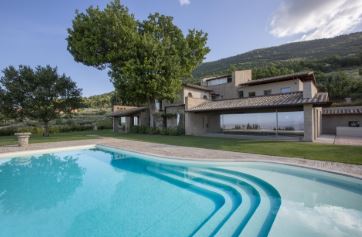 “L’ITALIA È IL PAESE PIÙ BELLO DEL MONDO, IL SUO CUORE NON HA MAI SMESSO DI BATTERE E ORA SIAMO PRONTI A RIPARTIRE. L’UMBRIA GETTONATISSIMA PER VACANZE IN VILLA TRA PRIVACY E DISTANZIAMENTO SOCIALE”