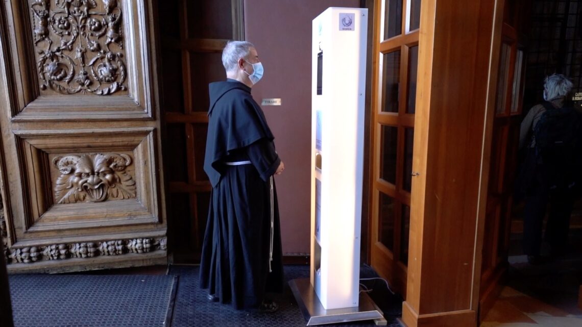 LA START UP VENETA SUNRISE PORTA IN CHIESA “SPRAY FOR LIFE”, DIGITAL TOTEM BREVETTATO IN VENETO CHE FERMA CHI HA LA FEBBRE O È SENZA MASCHERINA. LA NOVITÀ ASSOLUTA: DISINFETTA ANCHE I PIEDI, È ISPIRATO AI DISPOSITIVI CHE OGGI SI USANO A WUHAN