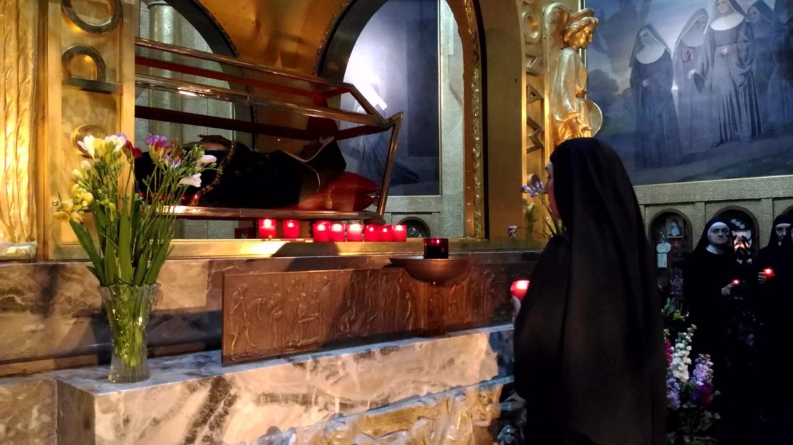 DALLA BASILICA DI SANTA RITA, DUE GIORNI DEDICATI ALLE VITTIME DEL CORONAVIRUS  CANDELE ACCESE DALLE MONACHE E SANTA MESSA LIVE IN SUFFRAGIO DEI DEFUNTI