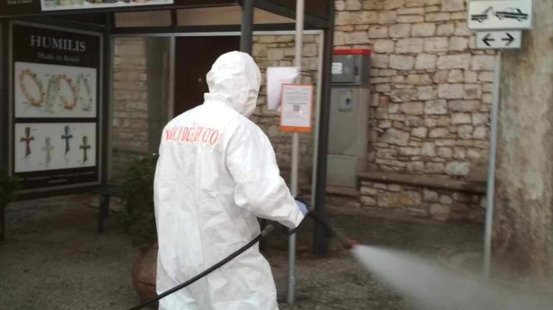 SANIFICAZIONI IN CORSO IN LUOGHI DI INTERESSE PUBBLICO  PARCHEGGI, FERMATE AUTOBUS E SOTTOPASSI  IL SINDACO PROIETTI: “GRAZIE AI VIGILI DEL FUOCO”