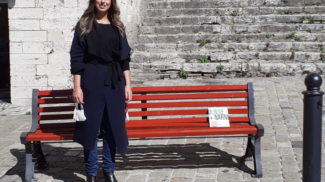 COVID-19, NARNI, PANCHINA ROSSA IN PIAZZA CONTRO VIOLENZA SU DONNE, TIBERTI: “QUARANTENA AUMENTA I PERICOLI”