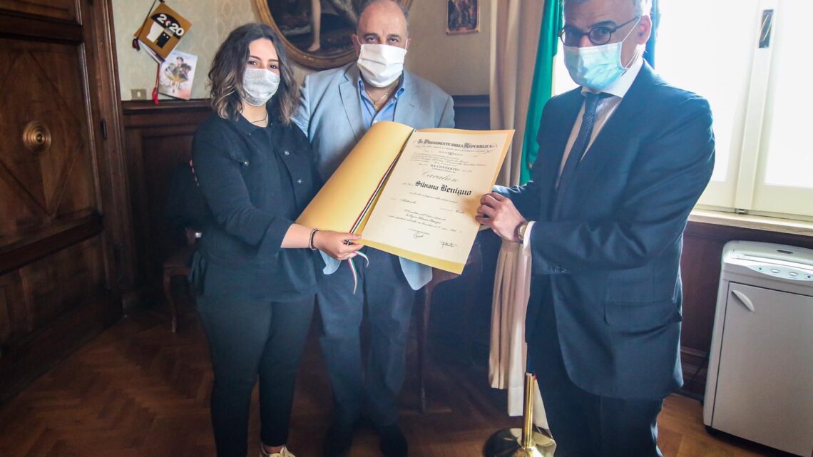 SILVANA BENIGNO CAVALIERE AL MERITO, IL PREFETTO CONSEGNA PERGAMENA AI FAMILIARI
