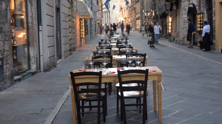 CORSO MAZZINI SI TRASFORMA  IN RISTORANTE ALL’APERTO  OGNI FINE SETTIMANA