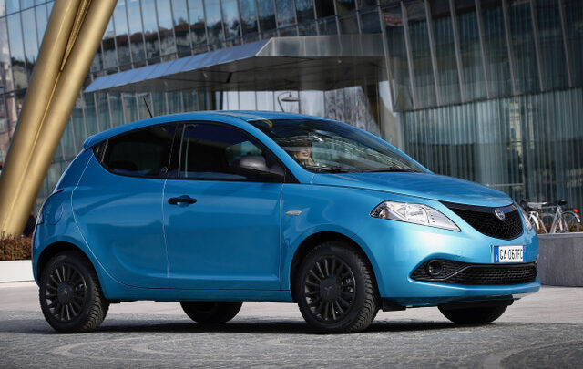 CON SATIRI AUTO ALLA SCOPERTA DELLA NUOVA LANCIA YPSILON HYBRID ECOCHIC