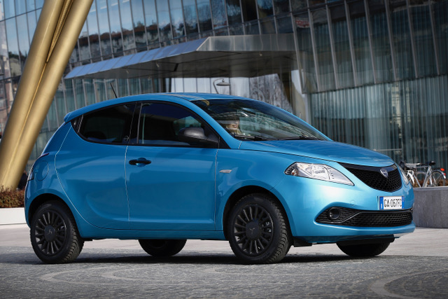 CON SATIRI AUTO ALLA SCOPERTA DELLA NUOVA LANCIA YPSILON HYBRID ECOCHIC