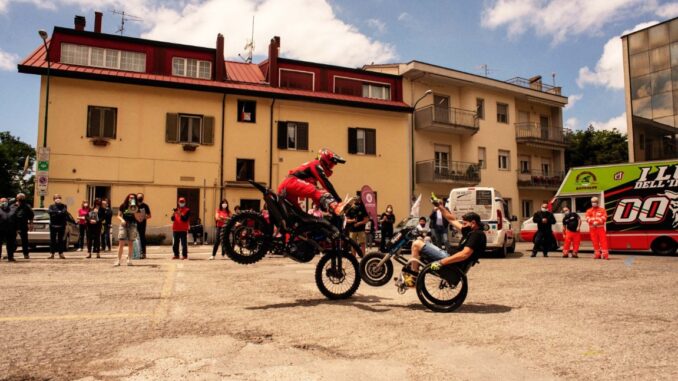 LA CAROVANA MASK TO RIDE FA TAPPA A TERNI  IN DONO LE MASCHERINE E LE ACROBAZIE IN MOTO DI DAL FARRA E CATTAPAN