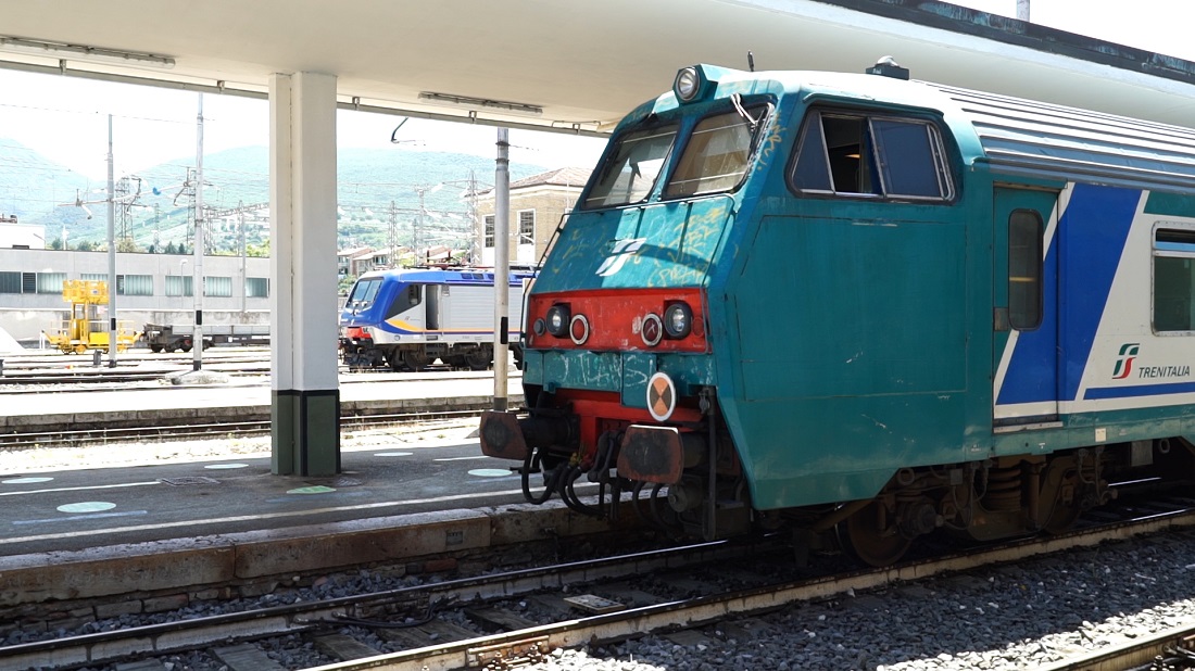 FCU, ASSESSORE MELASECCHE: PARTE L’INTERVENTO DI RIGENERAZIONE DEI QUATTRO TRENI ELETTRICI MINUETTO GIACENTI A UMBERTIDE, AUTORIZZATO IL TRASFERIMENTO DEL PRIMO CONVOGLIO PER I LAVORI CHE VERRANNO SVOLTI ALL’OFFICINA MANUTENZIONE CICLICA LOCOMOTIVE DI FOLIGNO  