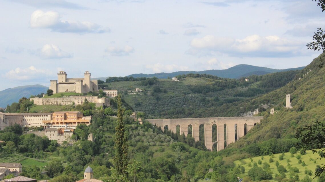 TURISMO IN CRISI, MA C’È VOGLIA DI TORNARE A VIAGGIARE. IL 65% DELLE RICERCHE ONLINE SONO RELATIVE A VACANZE. UMBRIA, SICILIA, SARDEGNA E PUGLIA AL TOP