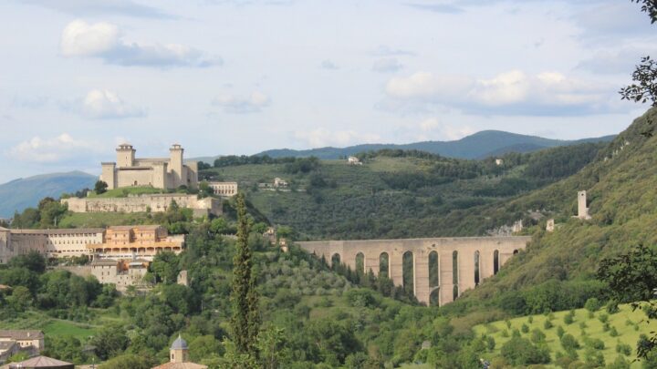 TURISMO IN CRISI, MA C’È VOGLIA DI TORNARE A VIAGGIARE. IL 65% DELLE RICERCHE ONLINE SONO RELATIVE A VACANZE. UMBRIA, SICILIA, SARDEGNA E PUGLIA AL TOP