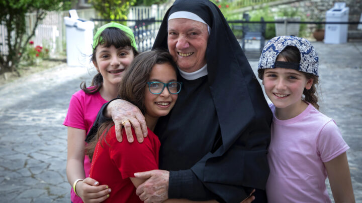 LA LETTERA DI PAPA FRANCESCO ALLE MONACHE DEL MONASTERO DI SANTA RITA  IL SANTO PADRE BENEDICE LE APETTE DELL’ALVEARE