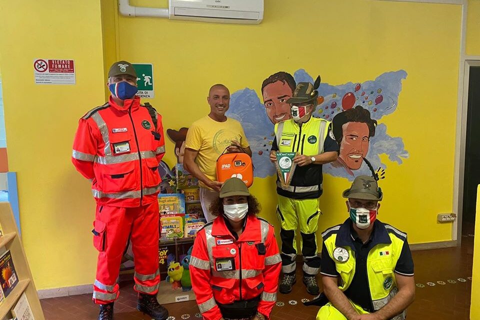 I PAGLIACCI DONANO UN DEFIBRILLATORE AL GRUPPO ALPINI DI TERNI