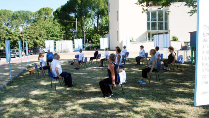 GINNASTICA IN GIARDINO PER ANZIANI IN SALUTE  BOOM DI ISCRITTI AL CORSO ORGANIZZATO DAL CENTRO SOCIO CULTURALE QUARTIERE POLYMER