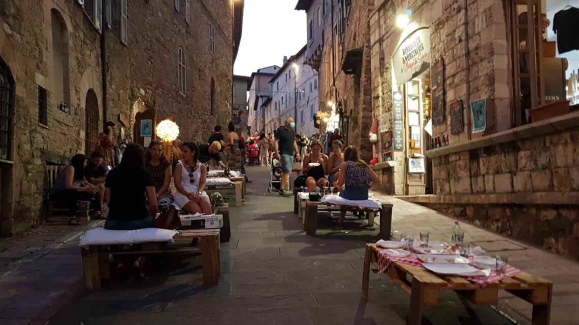 IL CENTRO STORICO DIVENTA UN RISTORANTE ALL’APERTO  E NEL FINE SETTIMANA SI TRASFORMA IN ISOLA PEDONALE  CHIUSO IL TRAFFICO ALLE AUTO IL SABATO E LA DOMENICA